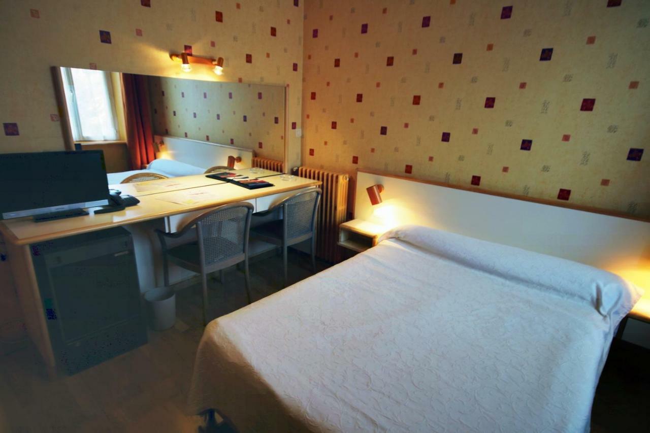 Les Messageries Hotel Saint-Flour  Room photo