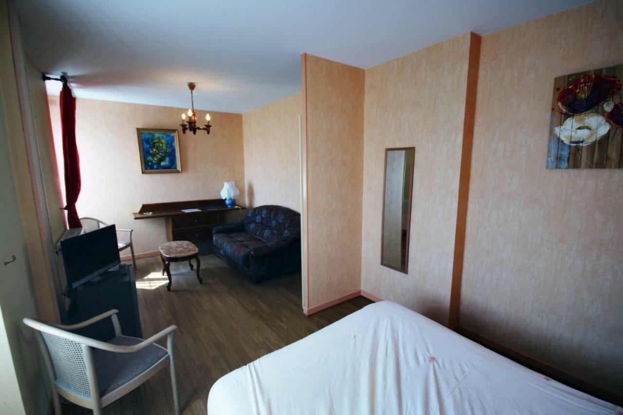 Les Messageries Hotel Saint-Flour  Room photo